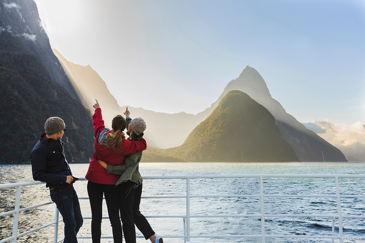 pareja disfrutando del paisaje de Milford Sound en Nueva Zelanda
