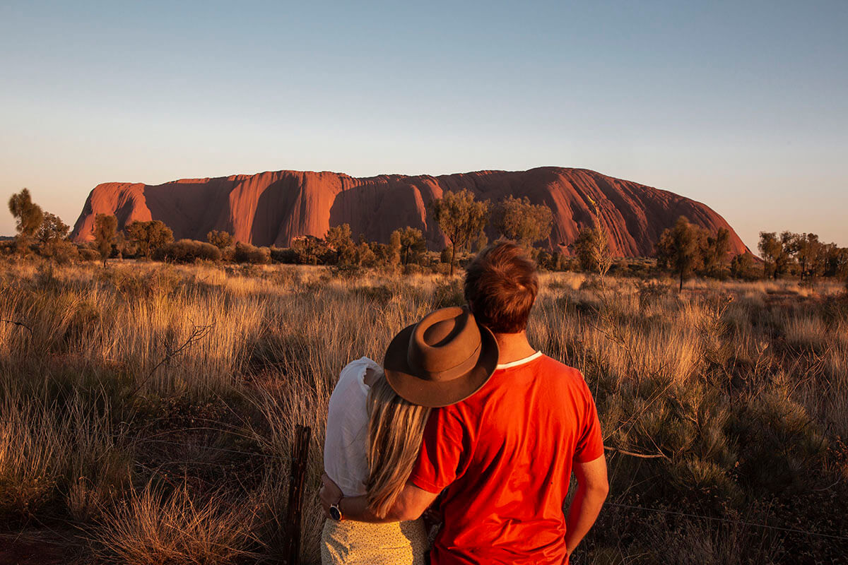 romántica pareja observando el Uluru en Australia