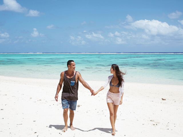pareja paseando en las playas de islas Cook