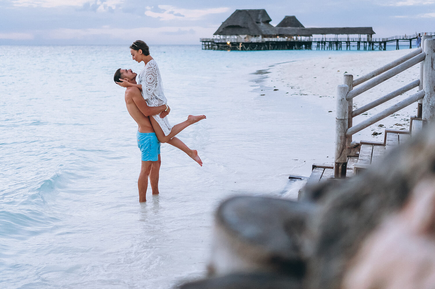 Pareja romántica en la playa de Polinesia